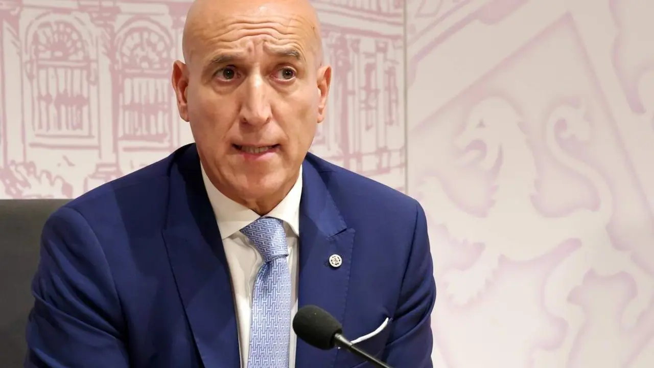 El alcalde de León, José Antonio Diez, presenta una actividad de la Cofradía de Nuestra Señora de las Angustias y Soledad de León junto a su abad, Abilio Guerrero