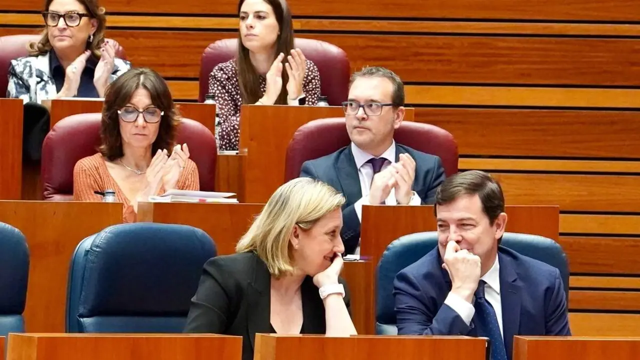 El presidente de la Junta Alfonso Fernández Mañueco junto a la vicepresidenta y consejera de Familia Isabel Blanco en el Pleno de las Cortes