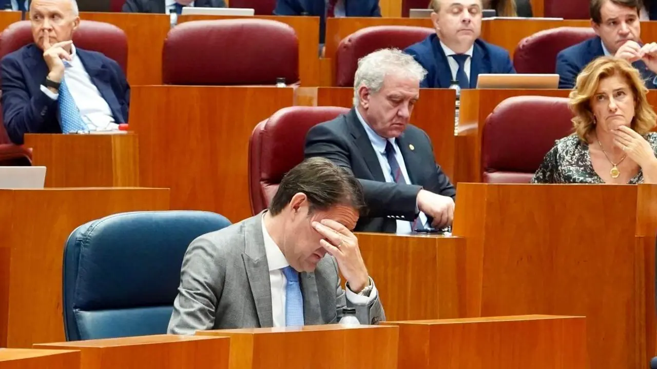 El consejero Medio Ambiente, Vivienda y Ordenación del Territorio Juan Carlos Suárez Quiñones en el Pleno de las Cortes
