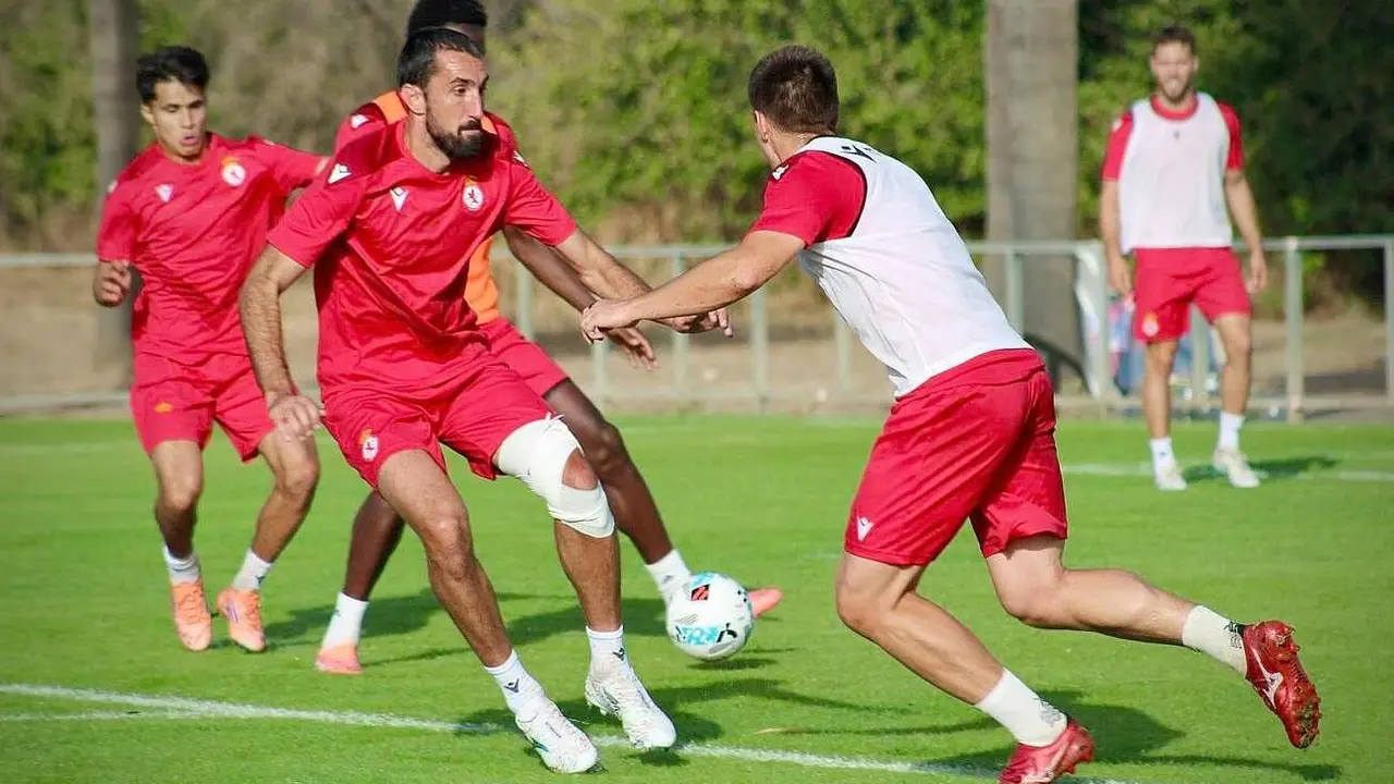 Sergi Maestre, con un vendaje sobre su rodilla, durante un entrenamiento.