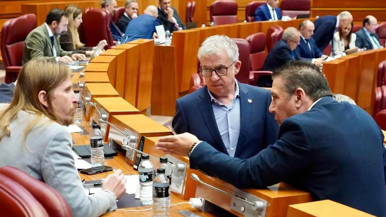Pablo Fernández, Luis Mariano Santos y Ángel Ceña conversan en el Pleno de las Cortes.