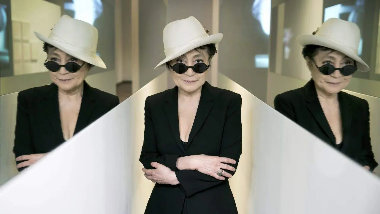 Yoko Ono con su instalación 'En Trance', 1997, en 'Yoko Ono: Half-a-Wind Show', Louisiana Museum of Art, Humlebæk, Dinamarca, 2013. Fotografía de Bjarke Ørsted. © Yoko Ono.