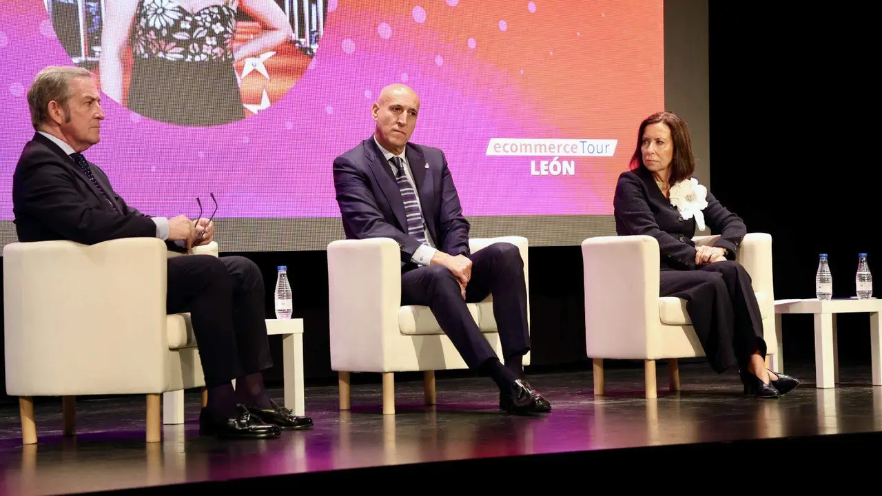 El alcalde de León, José Antonio Diez, participa en la inauguración oficial de la cuarta edición del Congreso de E-Commerce, organizado por la Asociación Leonesa de Comercio Electrónico y la Cámara de Comercio de León. Foto: Campillo