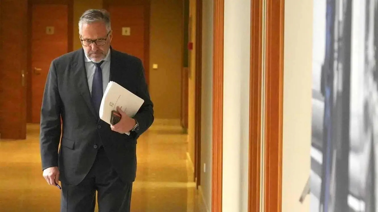 El presidente de las Cortes preside la reunión de la Mesa de las Cortes para abordar el anteproyecto de presupuesto para 2026 de la cámara autonómica y las instituciones propias.