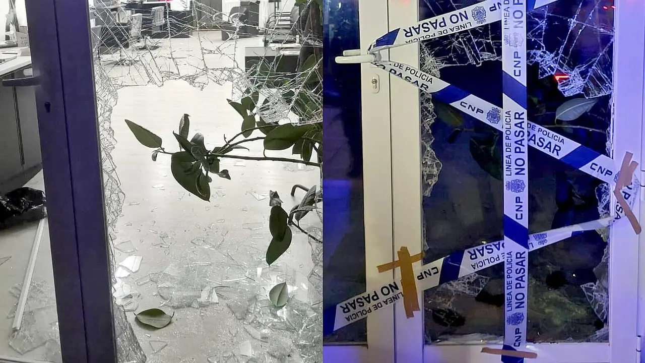 Imagen de la puerta fracturada por el ladrón así como del precinto policial en la misma.