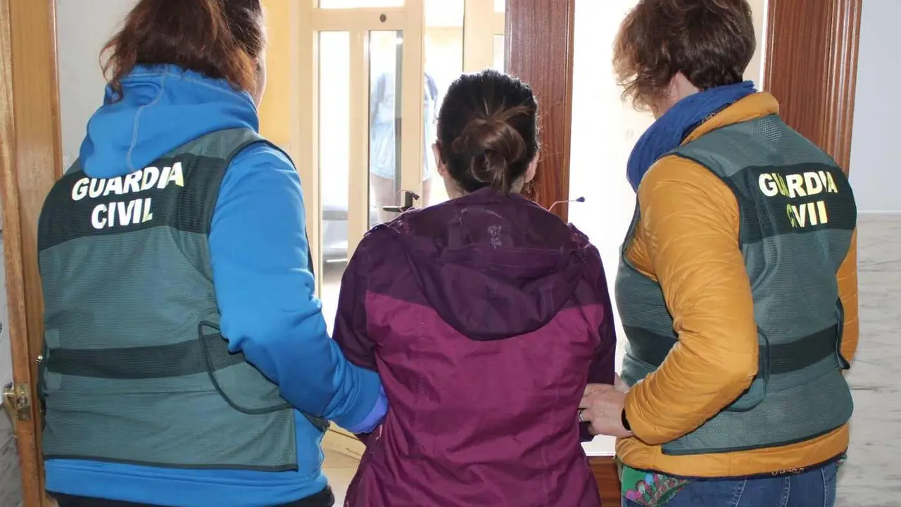 Momentos en el que agentes de la Guardia Civil proceden a la detención de la mujer.