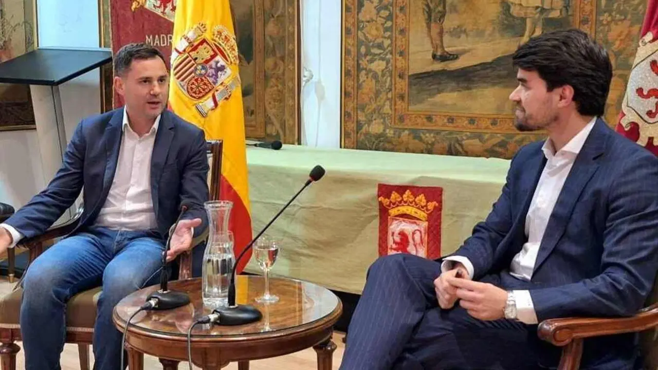 El secretario general del PSOE de León visita la Casa de León en Madrid, donde apuesta por el talento, la industria y la ciberseguridad como ejes de desarrollo para la provincia.