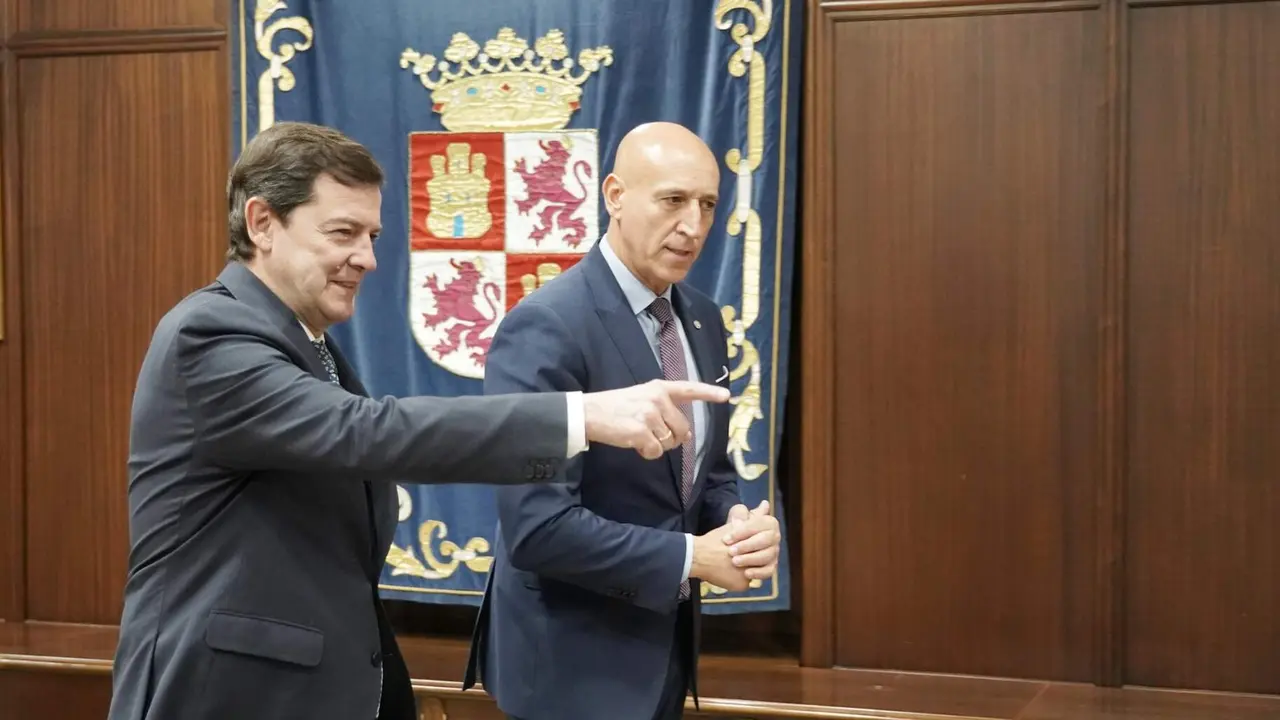 Un instante del encuentro mantenido entre el alcalde de León y el presidente de la Junta. Foto: Juan Lázaro