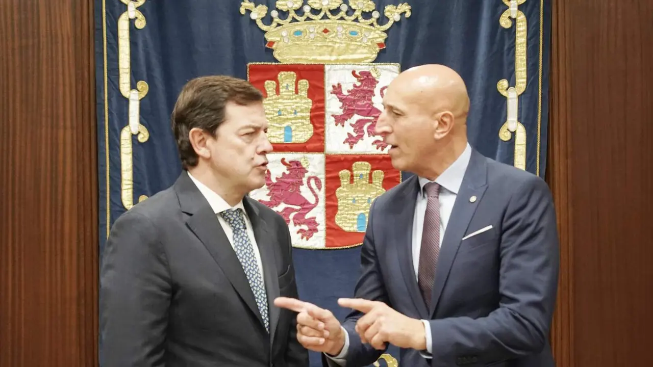 El presidente de la Junta de Castilla y León, Alfonso Fernández Mañueco, y el alcalde de León, José Antonio Díez, mantienen este viernes un encuentro institucional en Valladolid para analizar el estado de varios proyectos que dependen del Gobierno autonómico y que aún permanecen sin desarrollar. Foto: Rubén Cacho