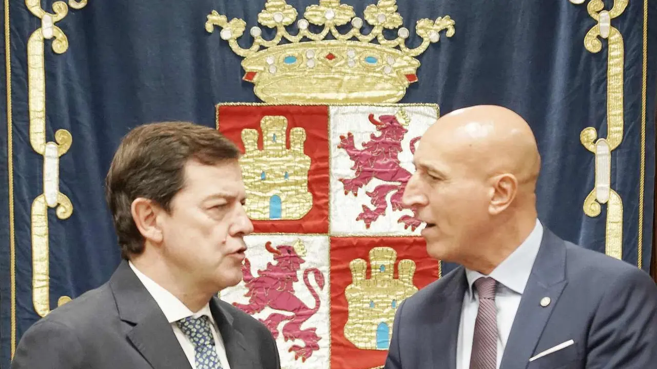 El presidente de la Junta de Castilla y León, Alfonso Fernández Mañueco, y el alcalde de León, José Antonio Díez, mantienen este viernes un encuentro institucional en Valladolid para analizar el estado de varios proyectos que dependen del Gobierno autonómico y que aún permanecen sin desarrollar. Foto: Rubén Cacho