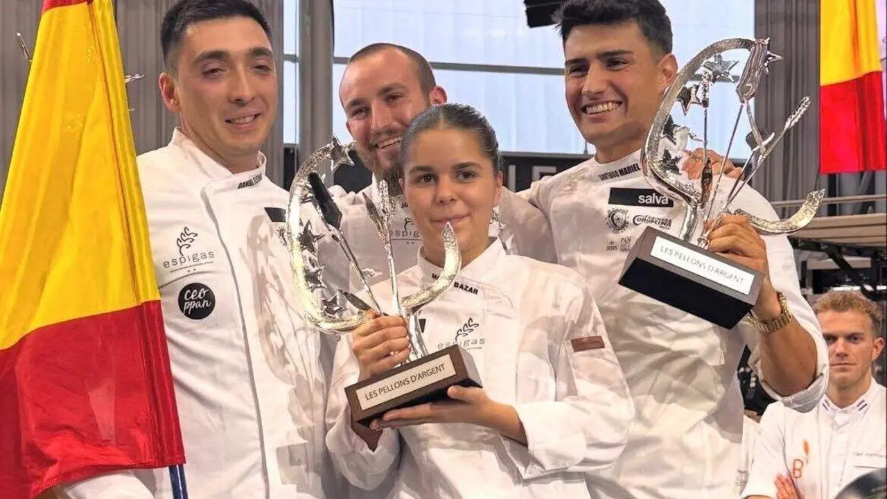 El leonés Daniel Flecha (izda) junto con el resto de componentes del equipo Espiga, con el trofeo de plata de la 23 Coupe d'Europe de la Boulangerie.
