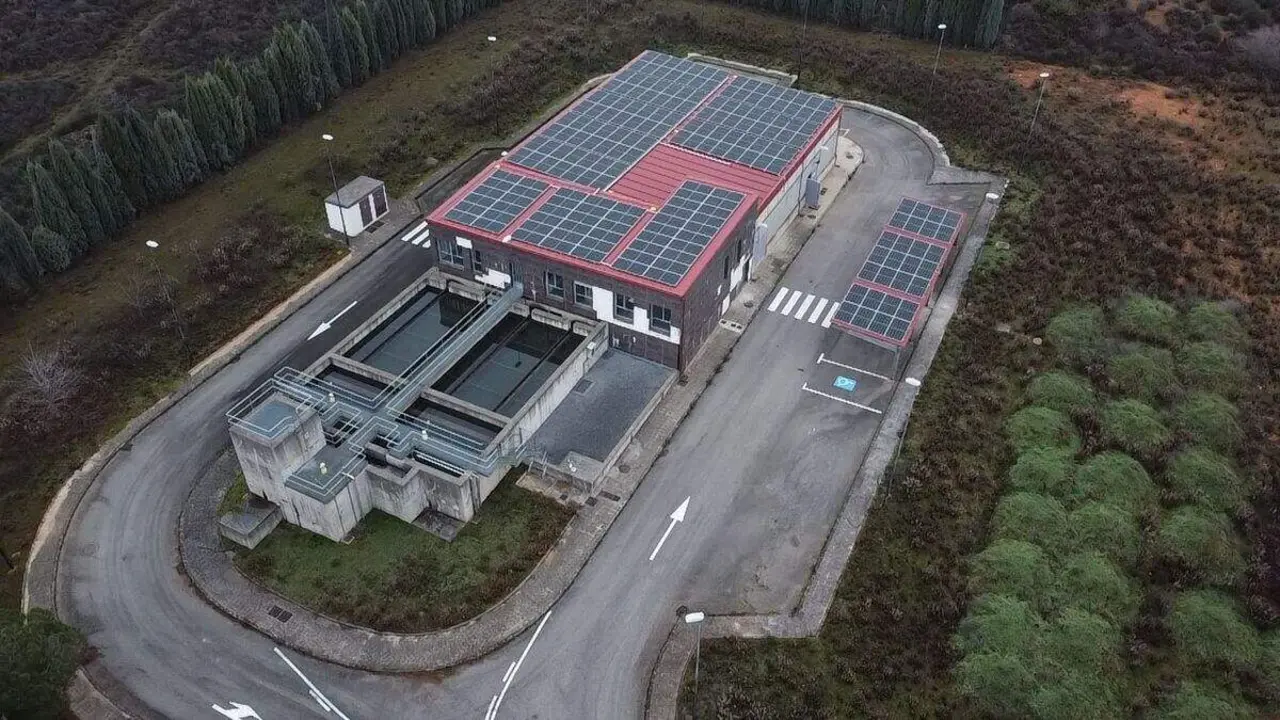 Placas solares fotovoltaicas en la  ETAP de Montearenas en Ponferrada.