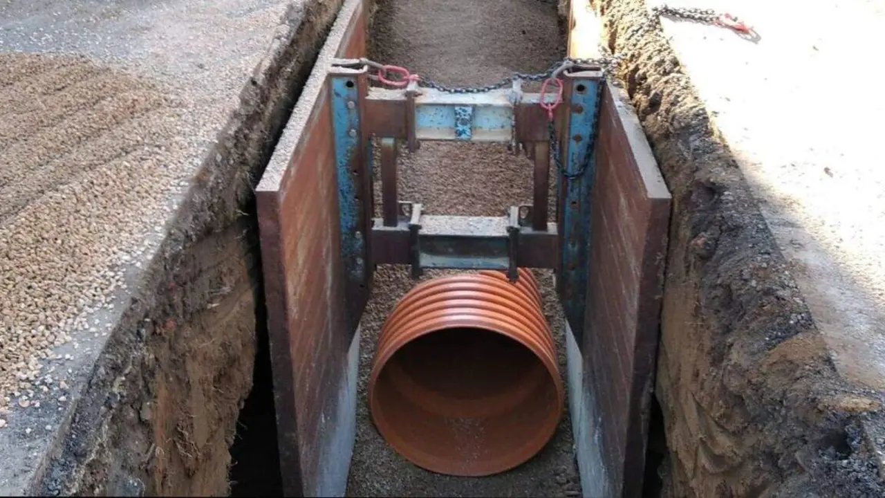 Obras de mejora de la red de abastecimiento de agua en León.