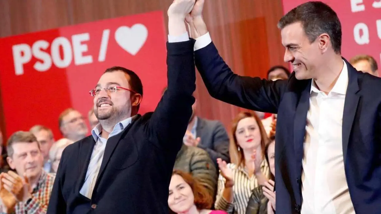 Adrián Barbón, junto a Pedro Sánchez, en un acto electoral del PSOE.