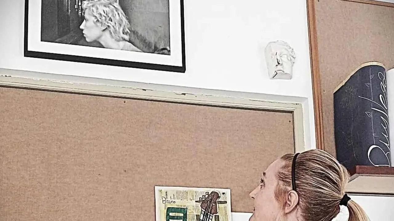 Carmen Coque, con una de sus obras.