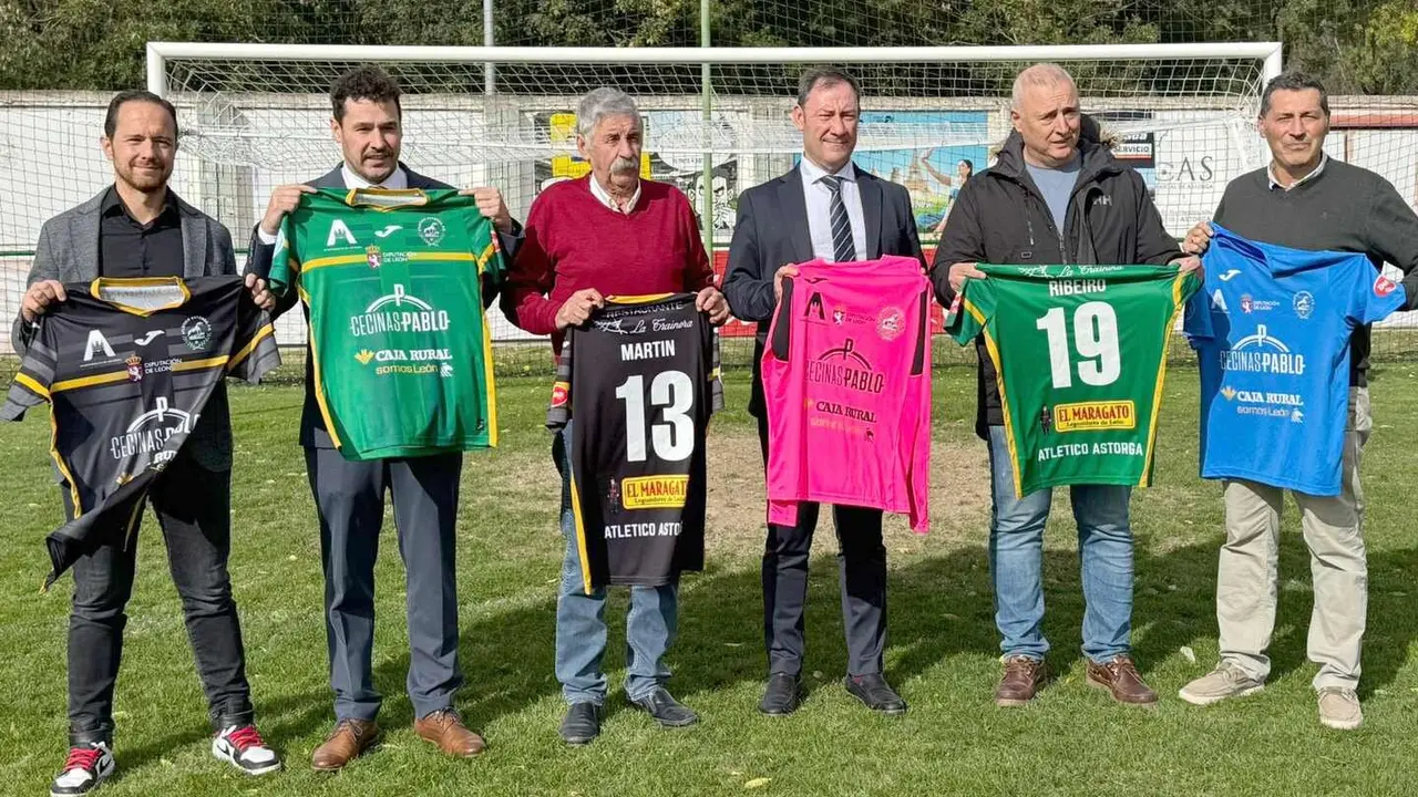 Imagen de las nuevas equipaciones del Atlético Astorga.