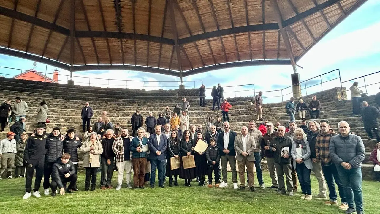El periodista Fulgencio Fernández, el colectivo de oficios tradicionales Homo Faber, el artista Félix de la Concha, el escritor y recopilador del patrimonio musical Ángel Fierro y el cineasta Néstor López recogieron sus estatuillas en un acto en el que no faltó la lucha leonesa ni la música a cargo de las pandereteras Ruxideira y de los hermanos Adri y Leo. Foto: Diputación