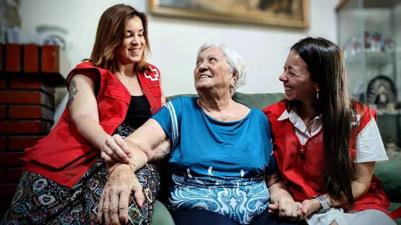 •	El 16% de la población se siente sola o poco acompañada y la Soledad No Deseada aparece como uno de los condicionantes destacados del bienestar emocional. Foto: Fundación Cruz Roja