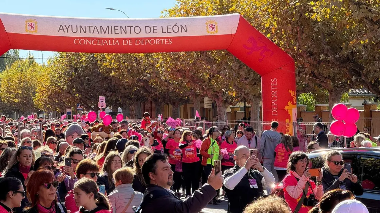 XI Carrera de la Mujer contra el cáncer de mama, que agotó los 6.000 dorsales, recorrió este domingo las calles del centro de León.
