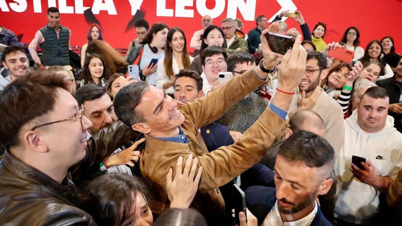 El presidente del Gobierno, Pedro Sánchez, clausura de las Jornadas del PSOE ''Atrévete a construir futuro en Castilla y León'', junto al secretario general del PSOECyL y candidato a la Presidencia de la Junta, Carlos Martínez. Foto: Campillo