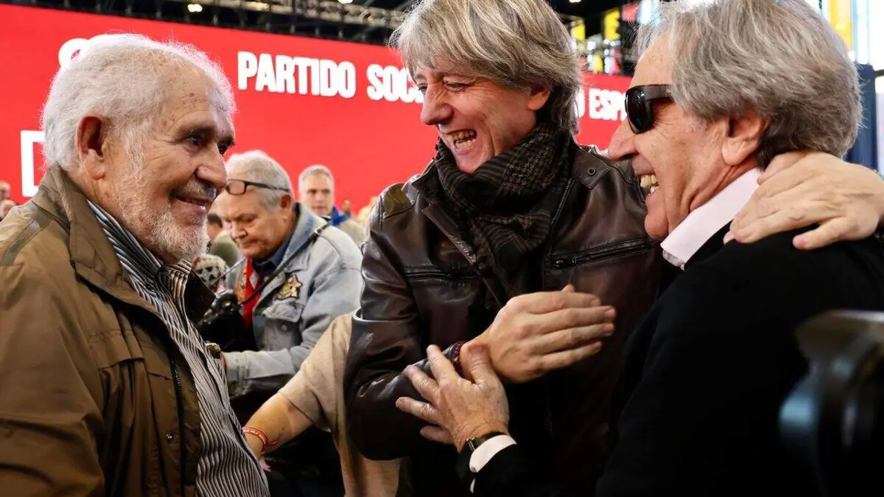 Los históricos dirigentes socialistas Demetrio Madrid (izda) y Ángel Villalba (dcha), arropan al candidato Carlos Martínez, durante el acto el PSOE en León este domingo. Foto: Campillo
