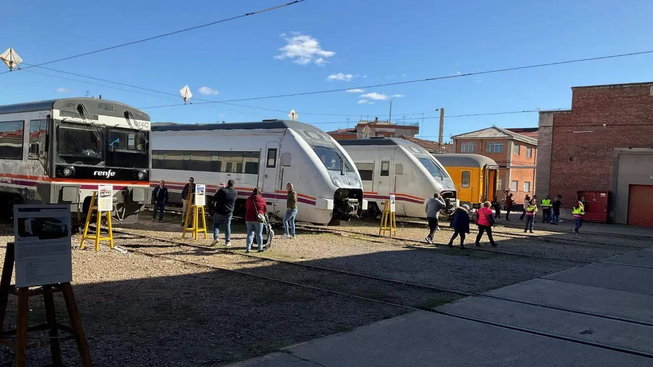 Renfe ha organizado una jornada de puertas abiertas este fin de semana en sus principales bases de mantenimiento (BM) en diferentes puntos del España. La BM de Material Motor en León ha recibido este domingo a unos 300 visitantes en una convocatoria que ha sido todo un éxito tras agotarse hace días las entradas para todos los turnos de visita. Foto: Renfe