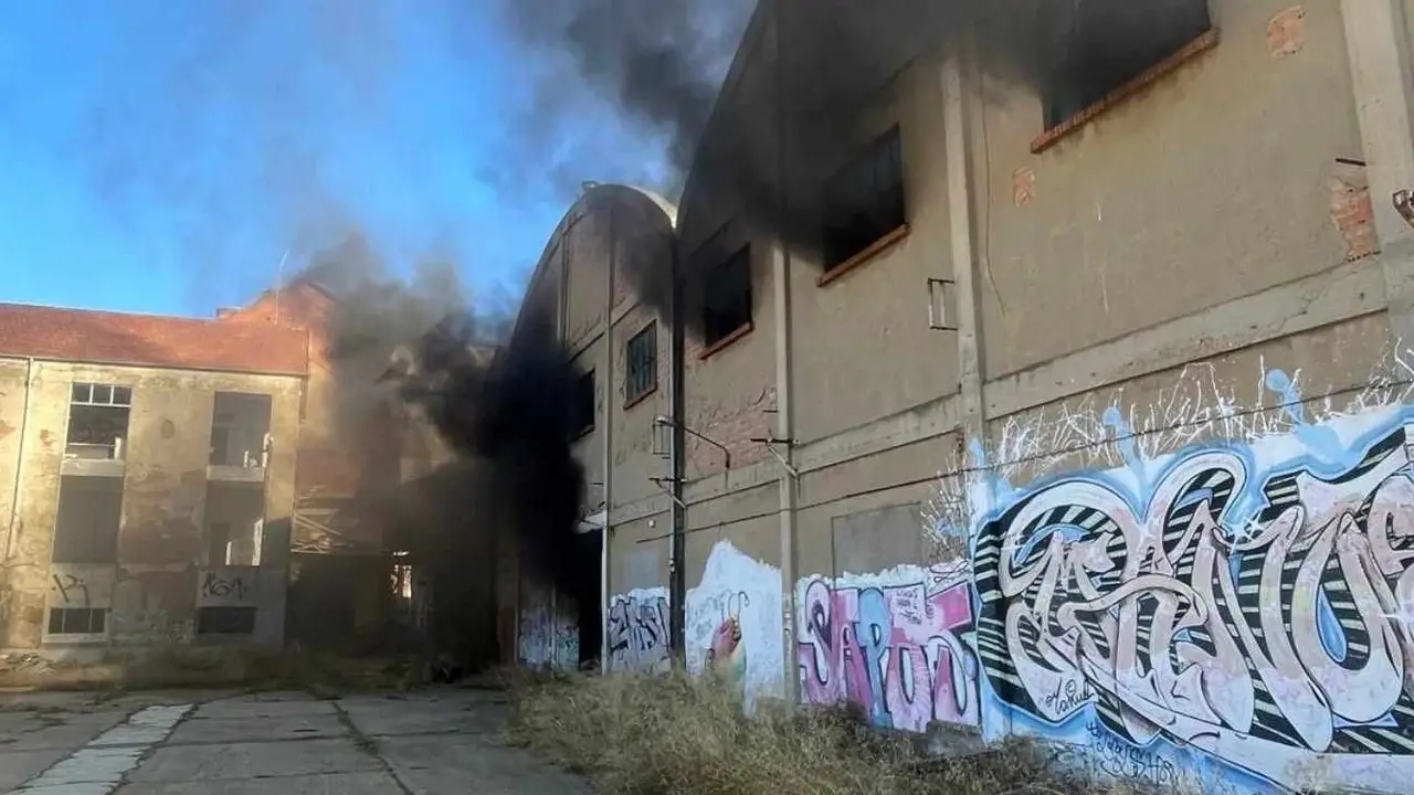 El fuego, registrado este domingo en una instalación abandonada, generó una intensa humareda que obligó a los efectivos a ventilar el recinto antes de extinguir las llamas. Fotos: Sepeis
