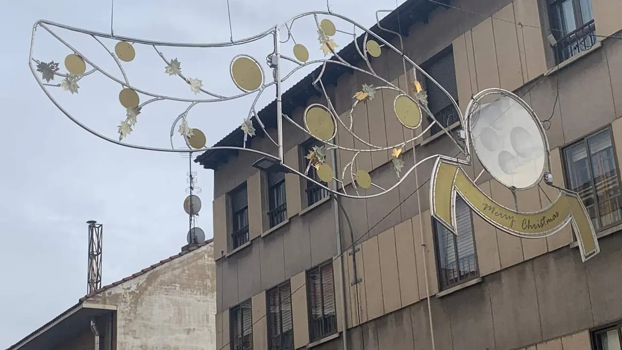Las luces de Navidad ya están instaladas en la calle Daoiz y Velarde (en la imagen) o en la carretera de Asturias.