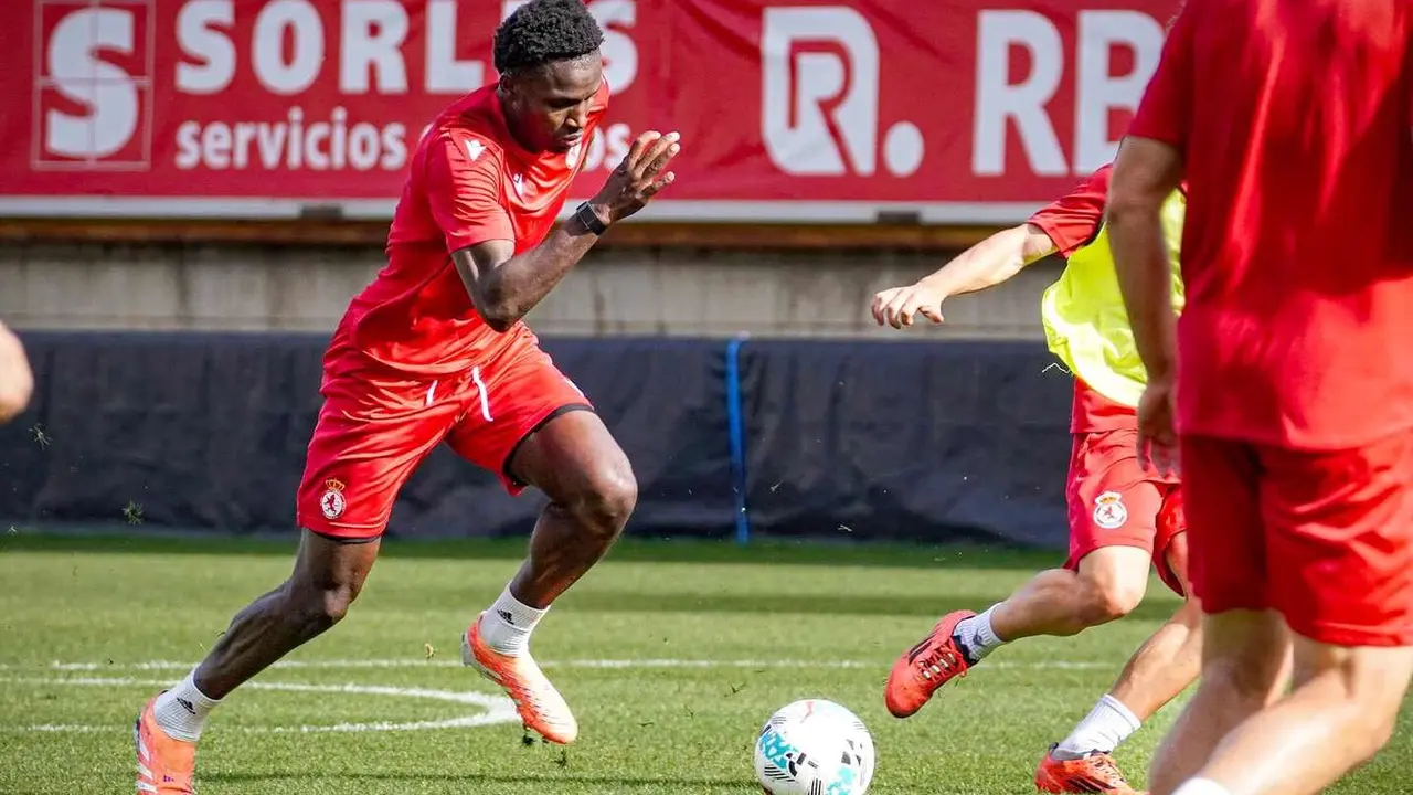 Diallo, durante un entrenamiento con la Cultural y Deportiva Leonesa.