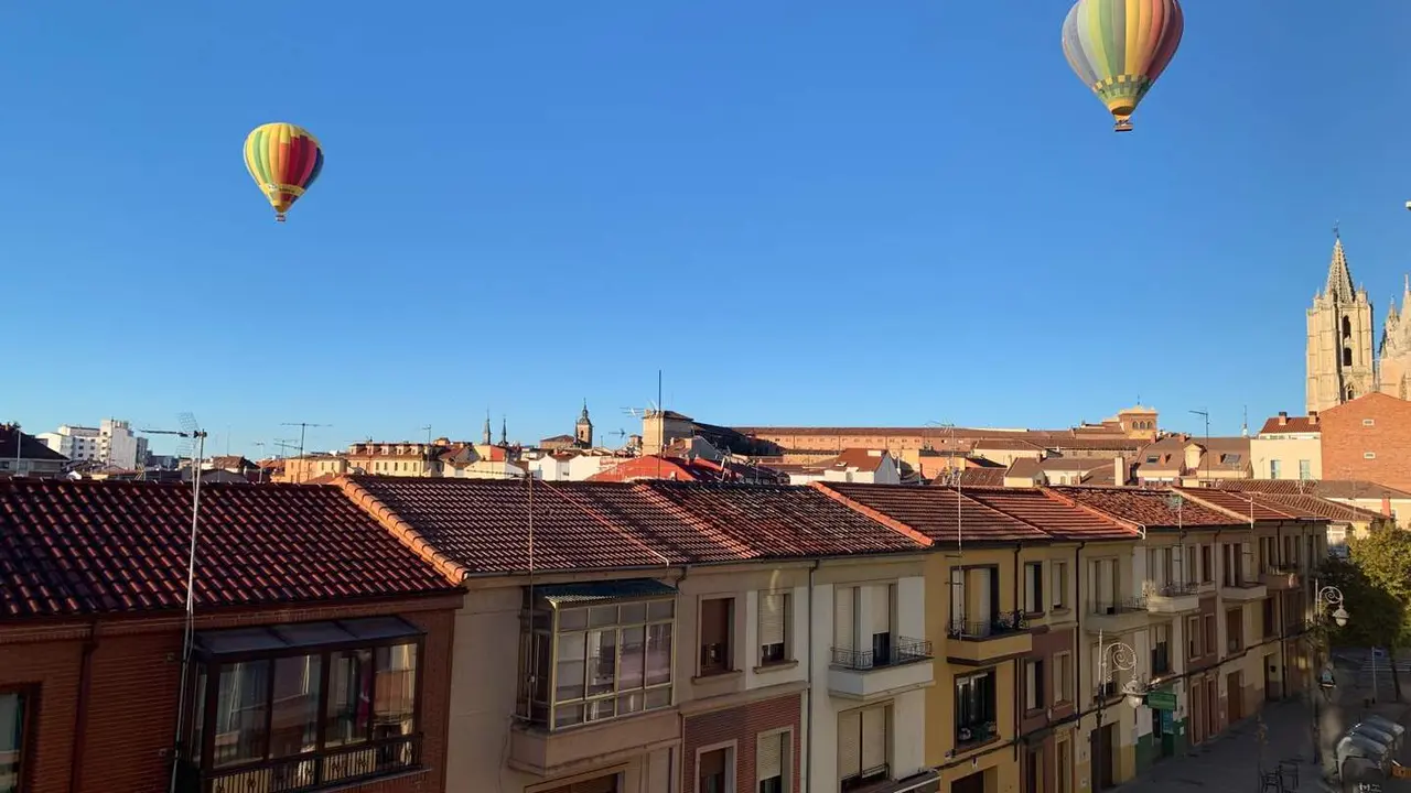Dos globos aerostáticos sobrevuelan el centro de León. Foto: A.F.R.