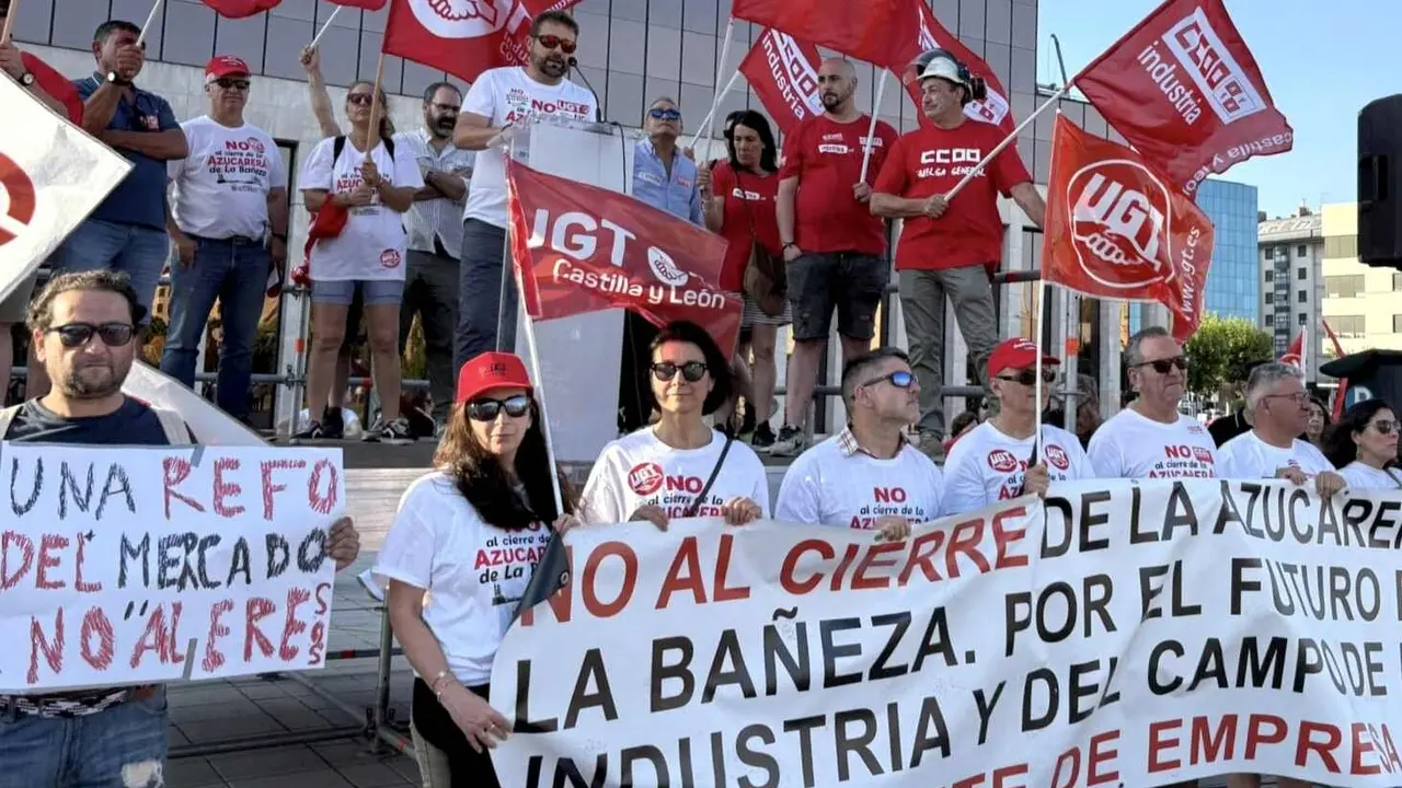 Imagen de una de las concentraciones realizadas para denunciar la situación de Azucarera en La Bañeza.