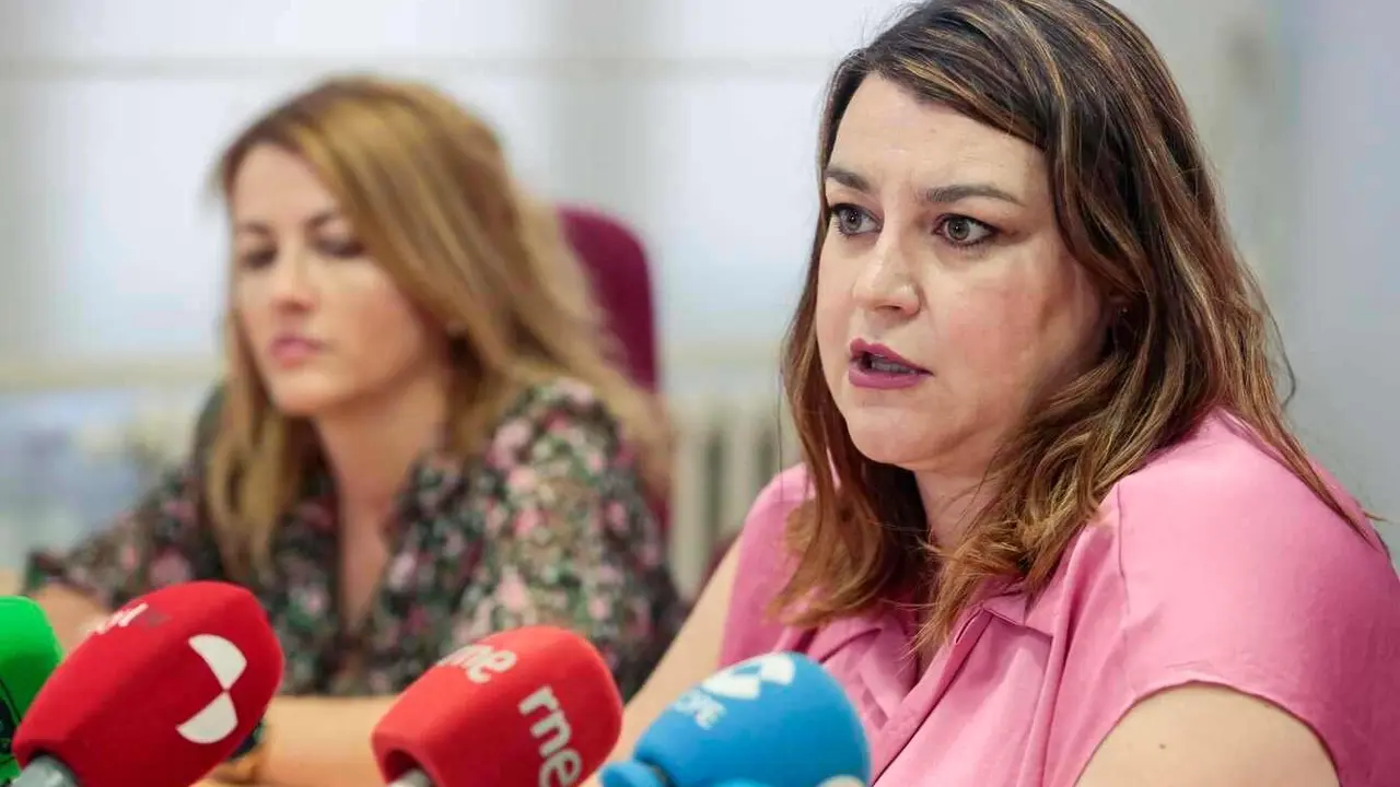 La secretaria de Educación de UPL, Sheila Fernández, durante una rueda de prensa.