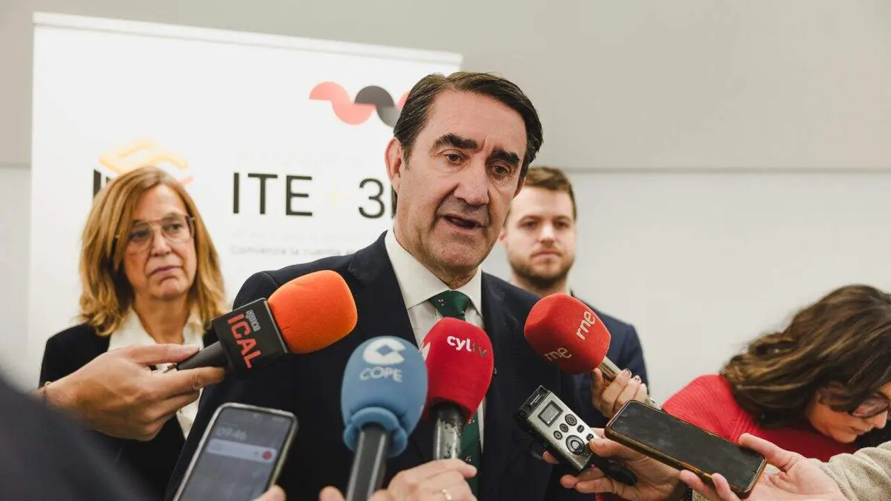 El consejero de Medio Ambiente, Vivienda y Ordenación del Territorio, Juan Carlos Suárez-Quiñones, inaugura el Congreso ITE+3R sobre los procesos de transformación de ciudades y territorios. Foto: Lucía Burón Cabrero