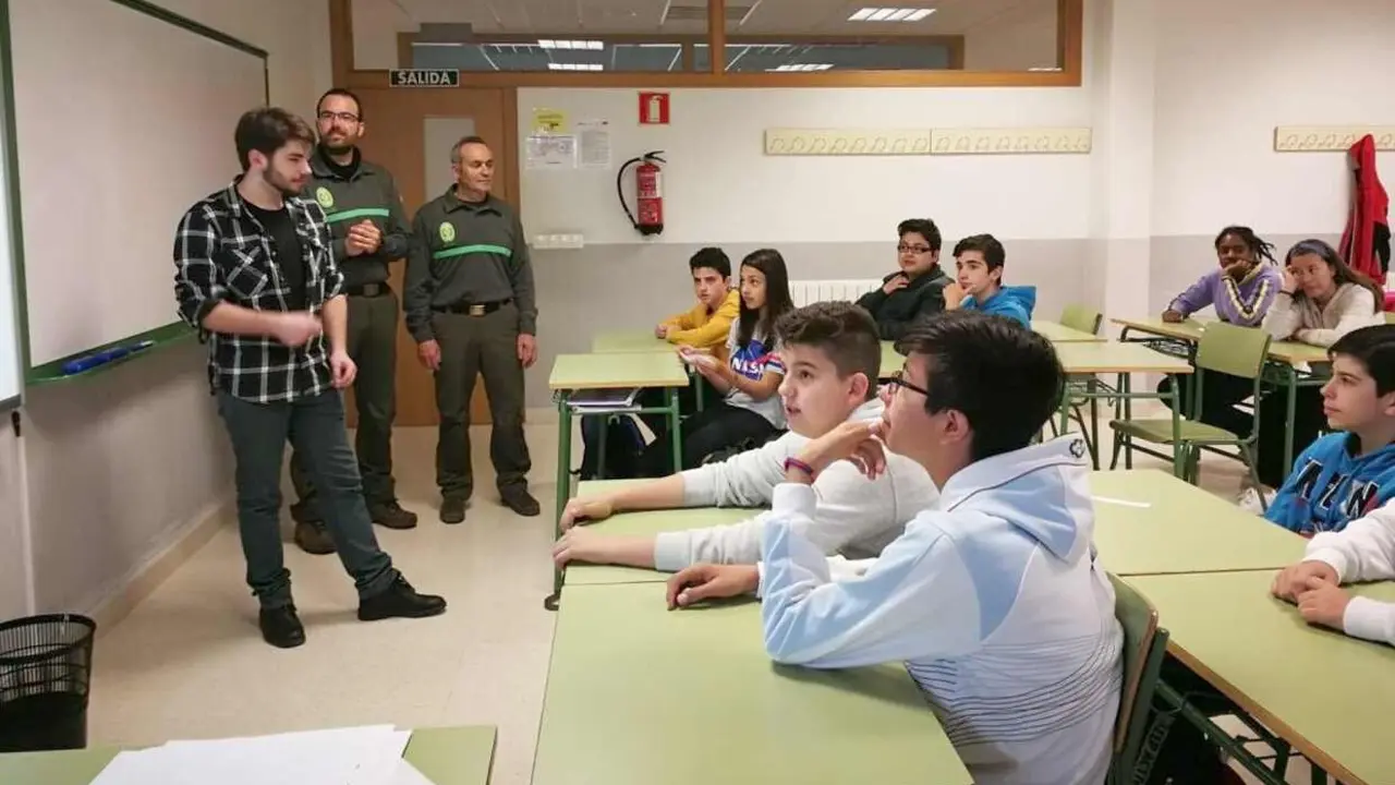 Imagen de una de las charlas impartidas a alumnos en su centro docente.