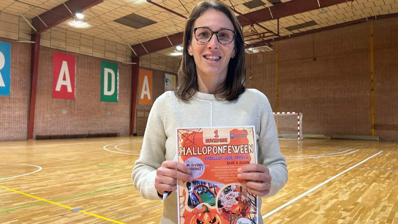La edil Eva González presenta la fiesta de Halloween que se celebrará de forma gratuita en la tarde del próximo sábado 1 de noviembre en el Pabellón José Arroyo de Flores del Sil.