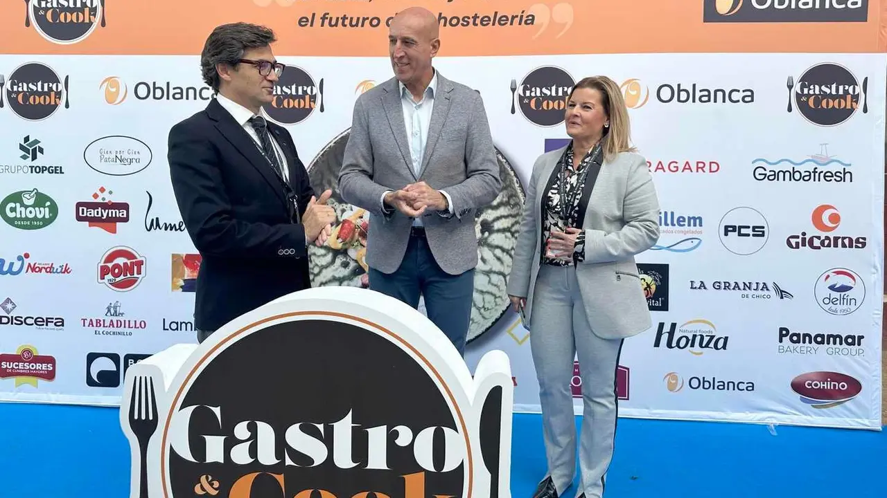El alcalde José Antonio Diez inaugura en el León Arena el evento organizado por Grupo Oblanca, que reúne a más de veinte proveedores y a cientos de profesionales del sector hostelero para descubrir tendencias, productos y nuevas oportunidades de negocio.