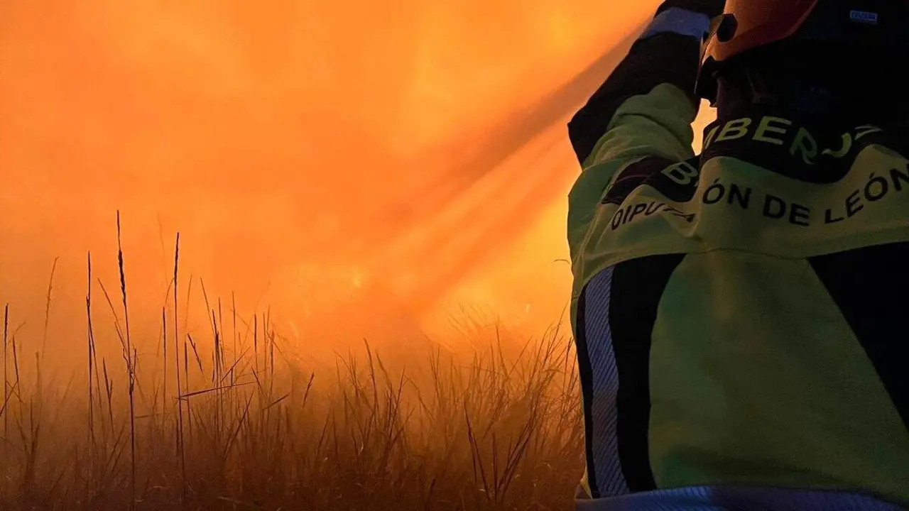 Bomberos de Valencia de Don Juan sofocan un incendio agrícola en Matanzas de los Oteros. Foto: Diputación de León.