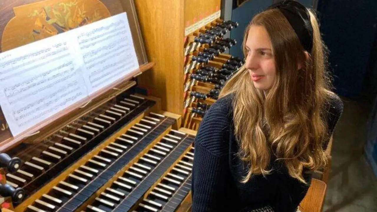 Francesca Ajossa es organista y musicóloga italiana formada en Italia, Países Bajos y Alemania, con másteres en Música y Claviorganum y amplia experiencia como concertista internacional.