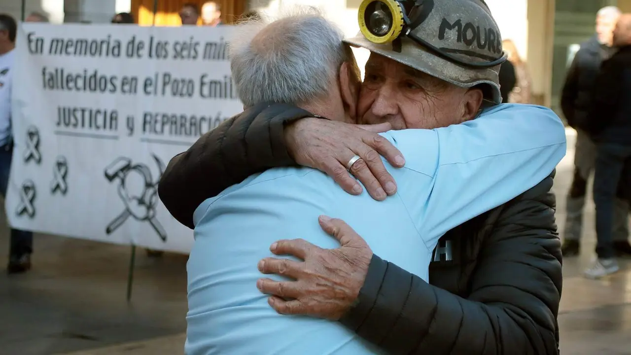 Familiares de los mineros muertos en la Hullera Vasco Leonesa protagonizan un recorrido por la capital leonesa en el decimosegundo aniversario de la tragedia. Foto: Peio García
