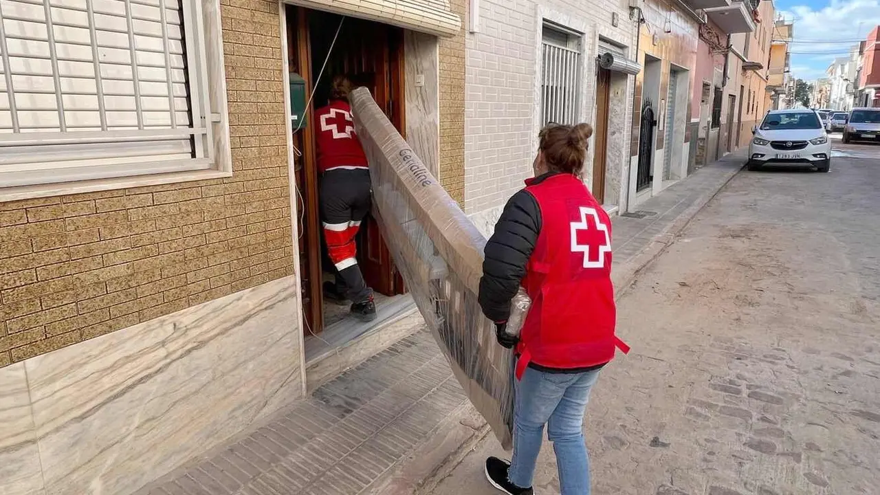 Efectivos de Cruz Roja, durante su intervención en la DANA.