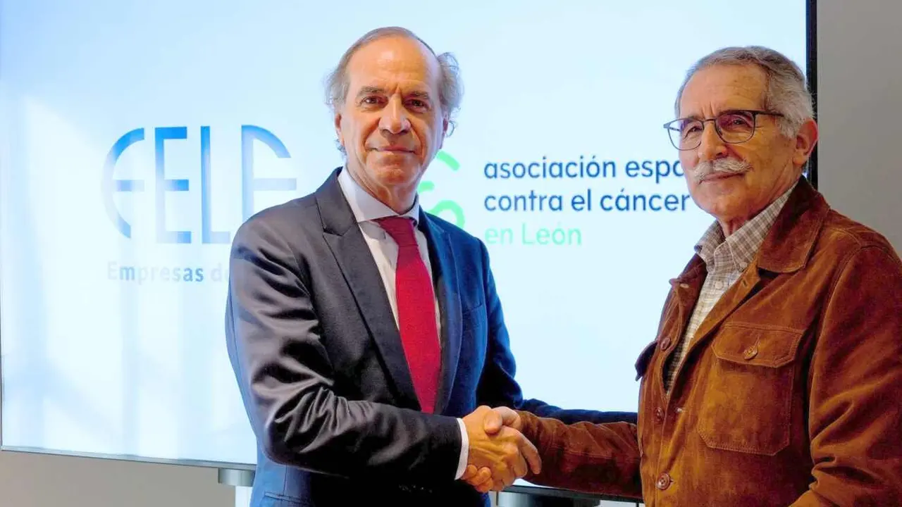 Un instante de la firma del acuerdo entre FELE y la Asociación Leonesa contra el Cáncer.