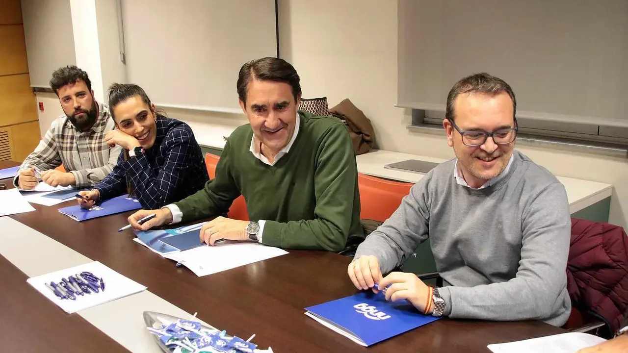 La presidenta autonómica de Nuevas Generaciones, Andrea Ballesteros, se reúne con jóvenes del PP de León, junto al presidente provincial, Juan Carlos Suárez-Quiñones, el portavoz en las Cortes autonómicas, Ricardo Gavilanes, y el presidente provincial de NNGG, Alejandro Barrera. Fotos: Peio García