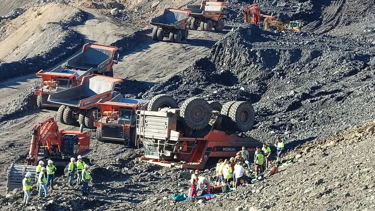 Imagen del dumper volcado en la explotación en la que realizaba los trabajos.