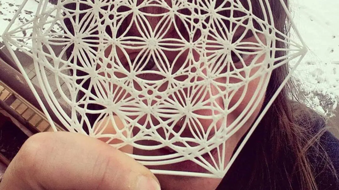 Alba de la Torre, tras una de sus creaciones geométricas en 3D.