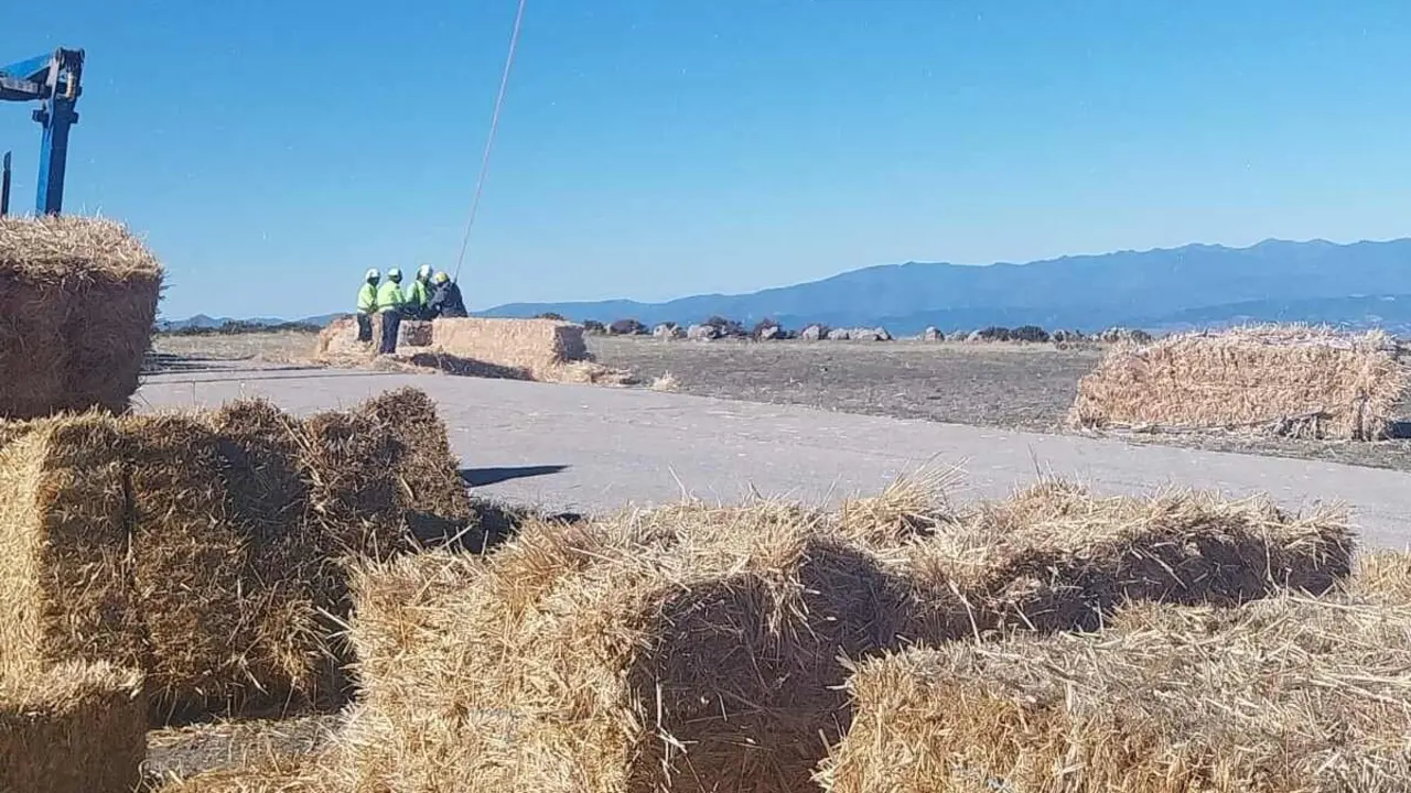 Pacas de hierba dispuestas para su traslado vía aérea.