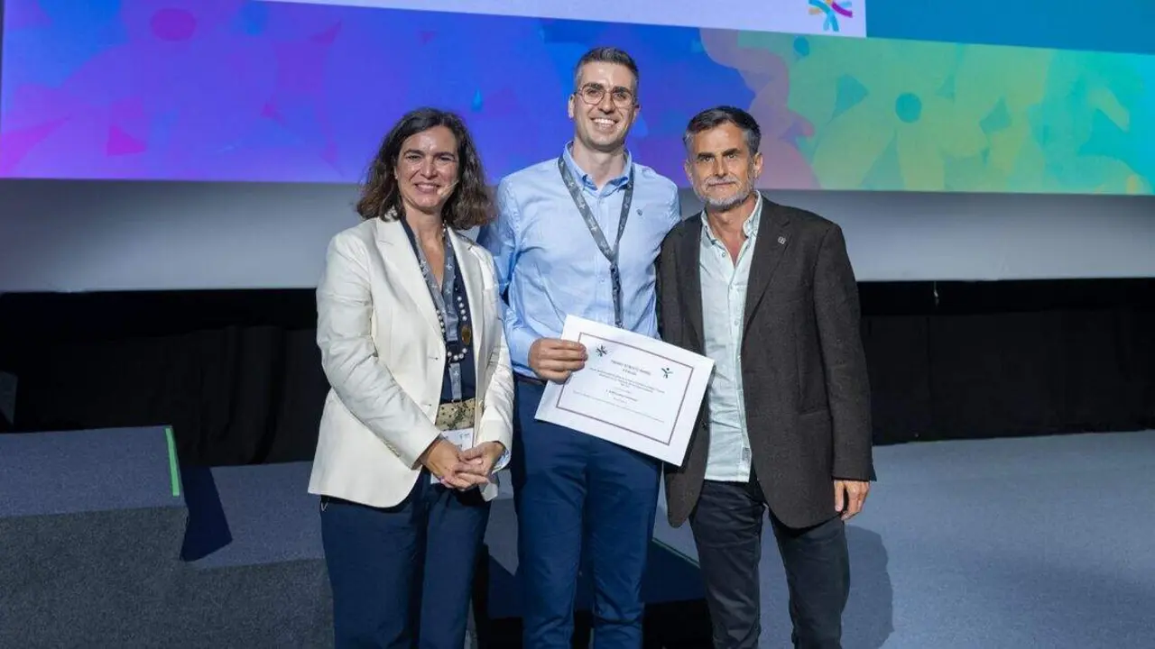 El farmacéutico del CAULE Rubén Varela (centro), recibe el premio de la Sociedad Española de Farmacia al 'mejor residente'. Foto: Sacyl