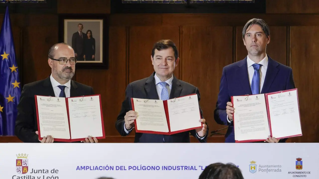 El presidente de la Junta de Castilla y León, Alfonso Fernández Mañueco, junto a los alcaldes de Ponferrada, Marco Morala, y Congosto, Jorge García, durante la firma del protocolo para la ampliación del Polígono Industrial La Llanada este miércoles. Foto: César Sánchez.