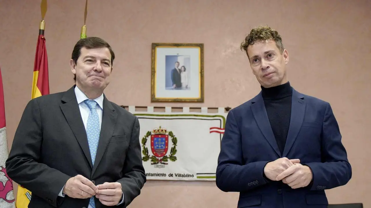 El presidente de la Junta de Castilla y León, Alfonso Fernández Mañueco, junto al alcalde de Villablino, Mario Rivas, durante la firma del protocolo para el desarrollo de un nuevo sector industrial. Fotos: César Sánchez