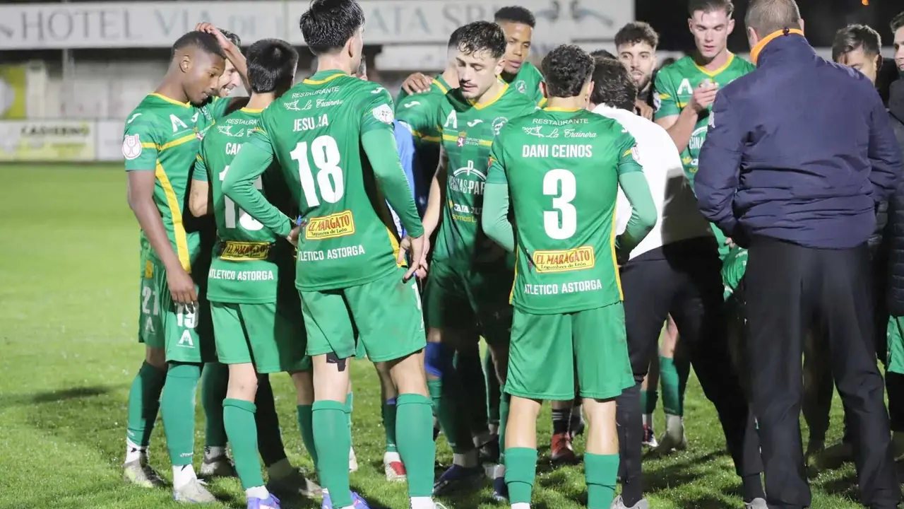 El conjunto maragato firma un partido memorable en La Eragudina, iguala en el 90 con un golazo de Adri Álvarez y se despide de la Copa del Rey tras una agónica tanda de penaltis en la que el héroe del encuentro falló el lanzamiento decisivo. Fotos: Isaac Llamazares