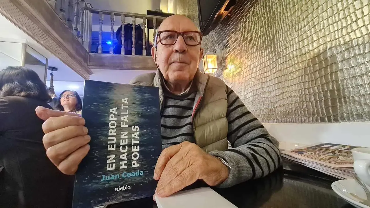 Juan Ceada, este miércoles, en una céntrica cafetería de León capital.